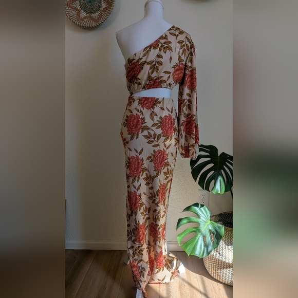 NWT Showpo Abigail One Shoulder Floral Cutout Maxi Dress Medium - Picture 6 of 10